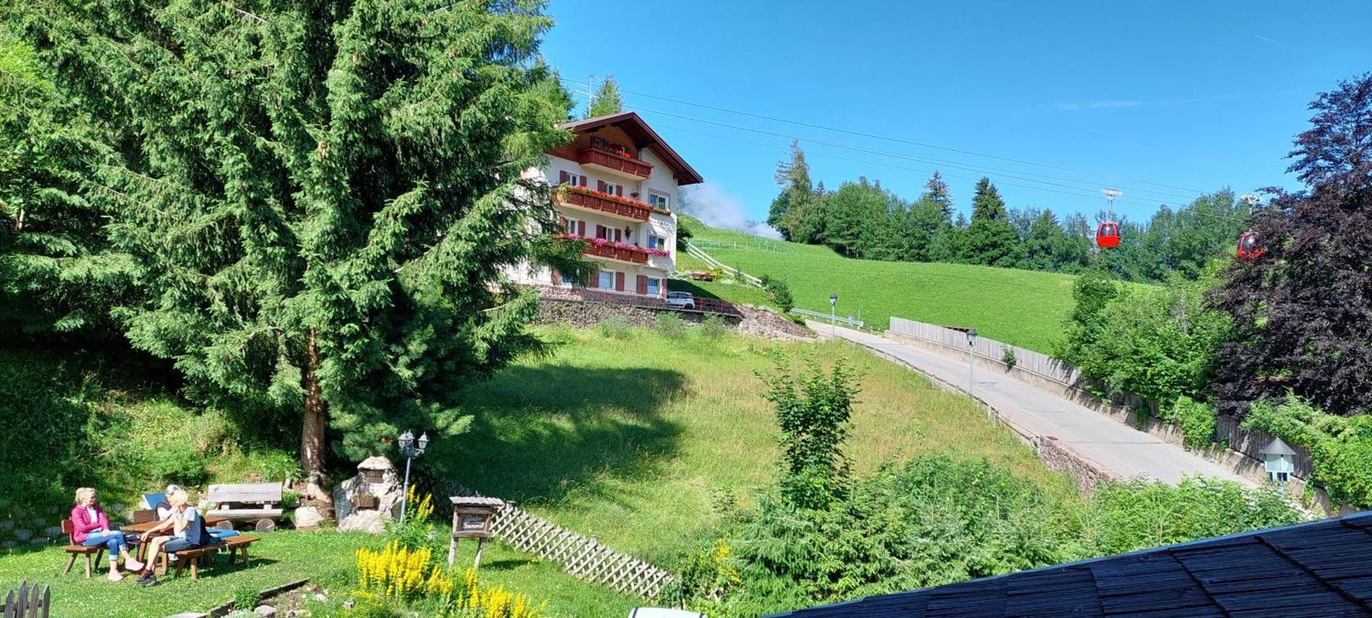 Garni Panoramik Otel Urtijëi Dış mekan fotoğraf